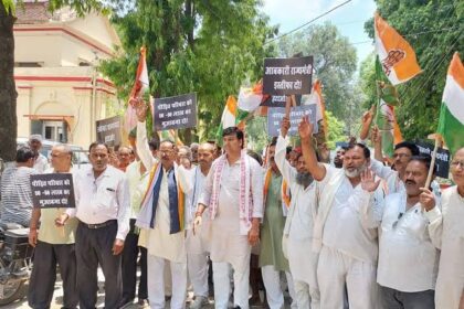 Hardoi News: दो सगे मजदूर भाइयों की जहरीली शराब पीने से हुई मौत मामले में कांग्रेस नेताओं ने प्रदर्शन कर आबकारी मंत्री का इस्तीफा व थानाध्यक्ष के निलंबन की मांग की