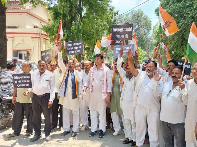 Hardoi News: दो सगे मजदूर भाइयों की जहरीली शराब पीने से हुई मौत मामले में कांग्रेस नेताओं ने प्रदर्शन कर आबकारी मंत्री का इस्तीफा व थानाध्यक्ष के निलंबन की मांग की