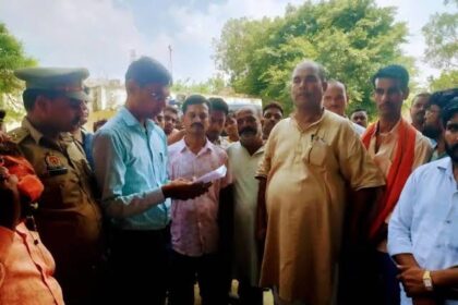 हरदोई: भीषण गर्मी के चलते ग्रामीणों का फूटा गुस्सा, पावर हाउस पर किया धरना प्रदर्शन