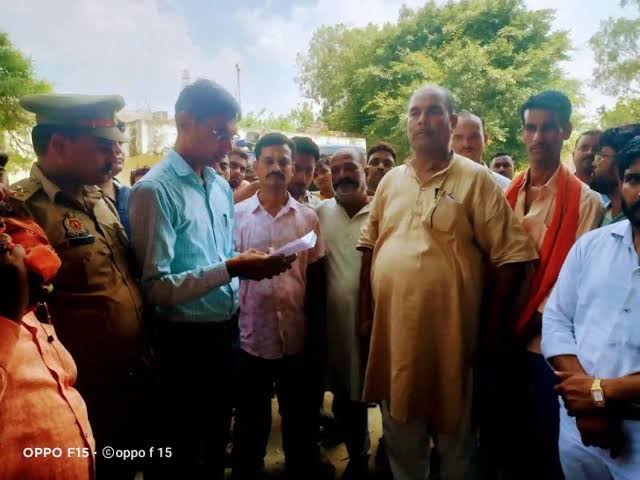 हरदोई: भीषण गर्मी के चलते ग्रामीणों का फूटा गुस्सा, पावर हाउस पर किया धरना प्रदर्शन