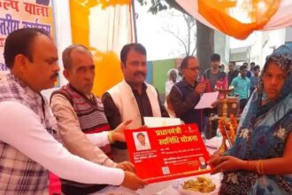 Hardoi News: पीएम स्वनिधि योजना के अंतर्गत लाभार्थियों को दिये प्रणाम पत्र