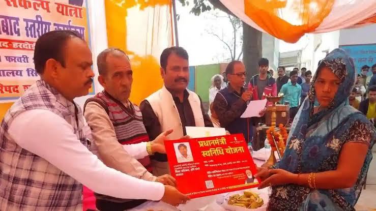Hardoi News: पीएम स्वनिधि योजना के अंतर्गत लाभार्थियों को दिये प्रणाम पत्र
