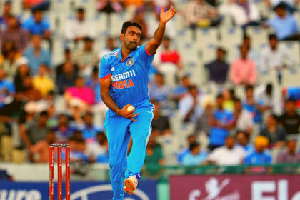 भारतीय ऑफ स्पिनर रविचंद्रन अश्विन टेस्ट क्रिकेट में 500 विकेट लेने वाले दूसरे भारतीय और दुनिया के 9वें गेंदबाज