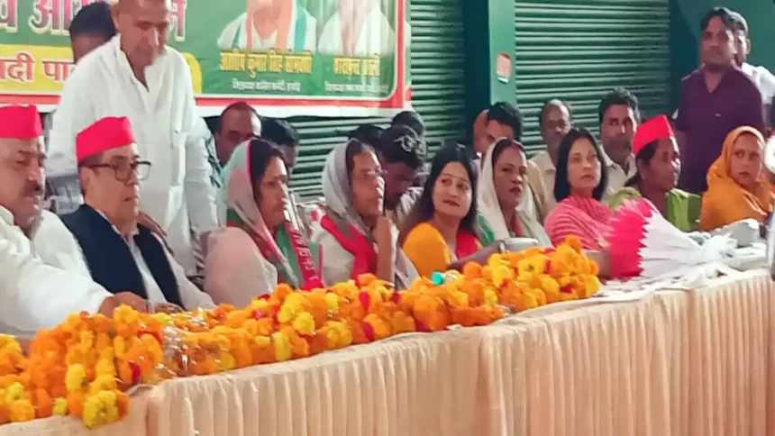 हरदोई में इंडिया गठबंधन की बैठक सपा कार्यालय पर जिलाध्यक्ष शराफत अली की अध्यक्षता में हुई संपन्न