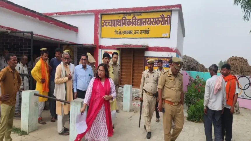 Hardoi News: एसडीएम ने नस्योली गोपाल, नस्योली डामर व सकरौली के बूथों का किया निरीक्षण