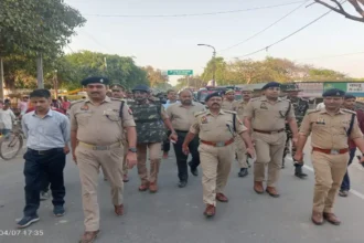 Hardoi News: एसपी के नेतृत्व में पुलिस ने निकाला रूट मार्च/पैदल गस्त