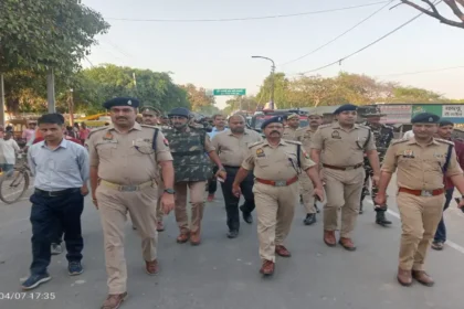Hardoi News: एसपी के नेतृत्व में पुलिस ने निकाला रूट मार्च/पैदल गस्त