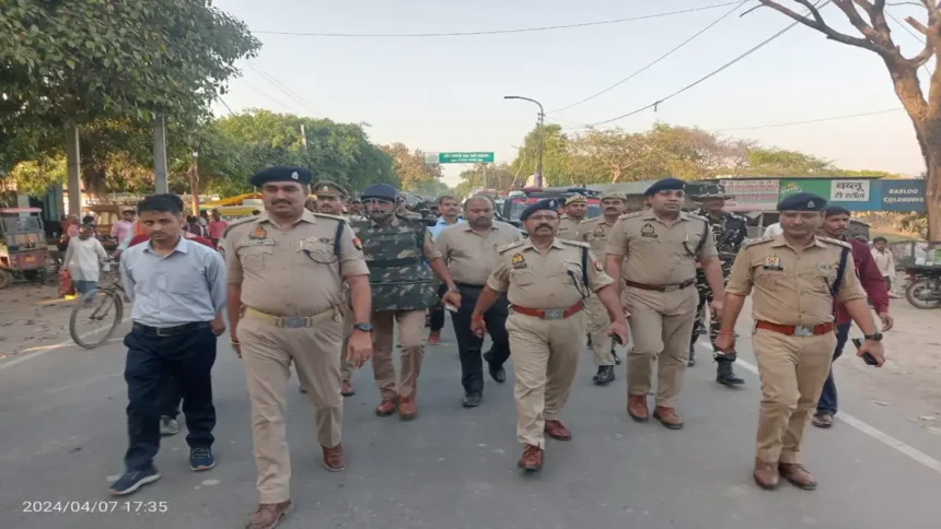 Hardoi News: एसपी के नेतृत्व में पुलिस ने निकाला रूट मार्च/पैदल गस्त