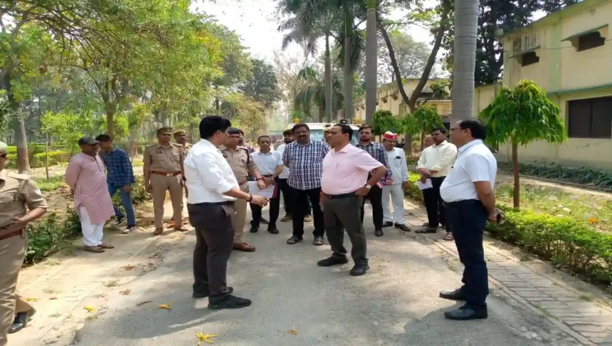 Shahjahanpur: डीईओ ने ईवीएम के कमीशनिंग कार्य हेतु जीएफ कालेज में कक्षों का किया निरीक्षण