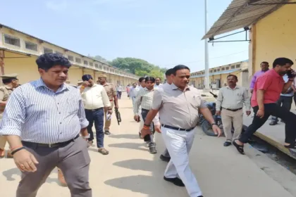 Shahjahanpur: डीईओ ने स्ट्रॉग रूम एवं मतगणना कक्षों का बारीकी से किया निरीक्षण