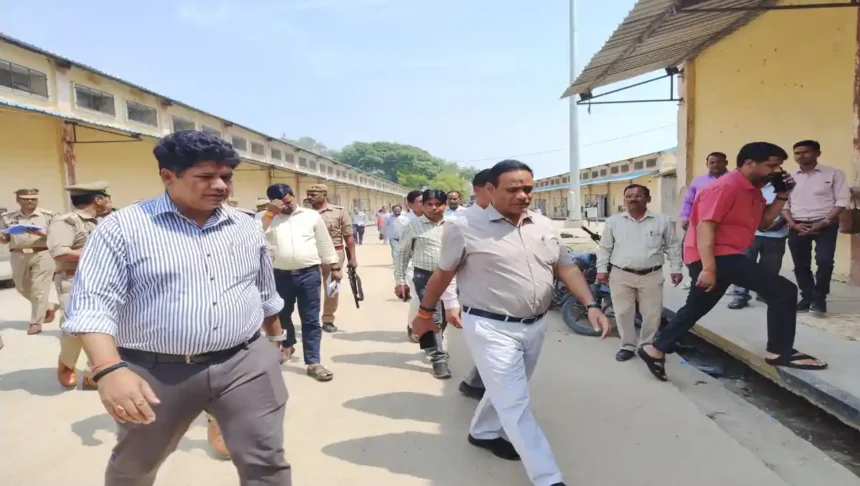 Shahjahanpur: डीईओ ने स्ट्रॉग रूम एवं मतगणना कक्षों का बारीकी से किया निरीक्षण