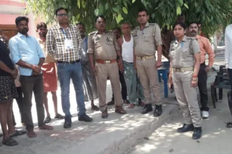 Hardoi: लोकसभा चुनाव में निगरानी कर रही फ्लाइंग स्क्वाड टीम मतदाताओं को जागरूक करने में जुटी