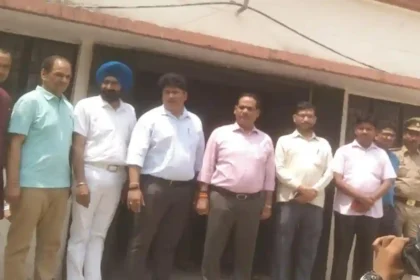 Shahjahanpur: जनप्रतिनिधियों की उपस्थिति में स्ट्रांग रूम में संरक्षित ईवीएम को प्रथम रेंडमाइजेशन उपरांत विधानसभावार छटनी कार्य हेतु खोला