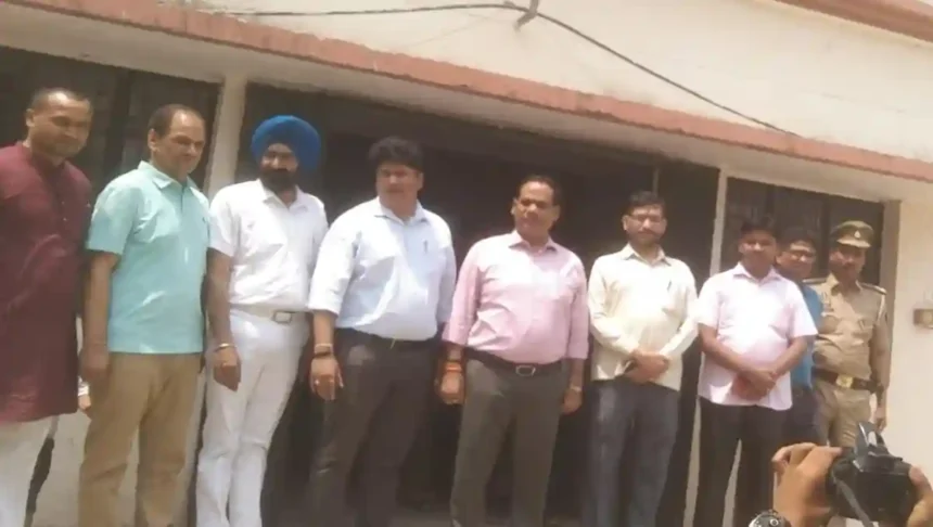 Shahjahanpur: जनप्रतिनिधियों की उपस्थिति में स्ट्रांग रूम में संरक्षित ईवीएम को प्रथम रेंडमाइजेशन उपरांत विधानसभावार छटनी कार्य हेतु खोला