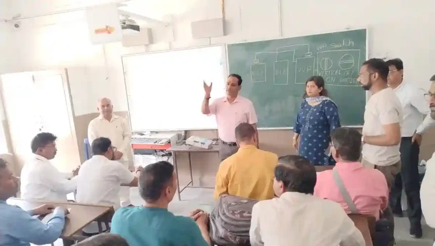 Shahjahanpur: डीईओ ने सेंट पॉल कालेज में पीठासीन अधिकारी एवं मतदान कार्मिकों के प्रशिक्षण कार्यक्रम का किया निरीक्षण
