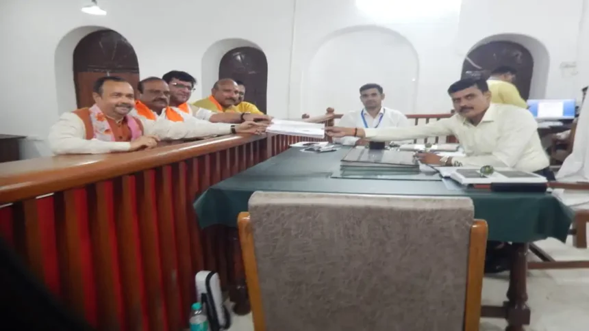 हरदोई से जय प्रकाश रावत व मिश्रिख से अशोक रावत ने नामांकन पत्र दाखिल किया