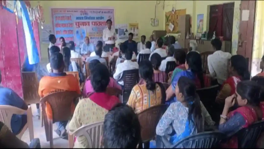 Hardoi News: चुनाव पाठशाला का आयोजन कर मतदाताओं को किया गया जागरूक