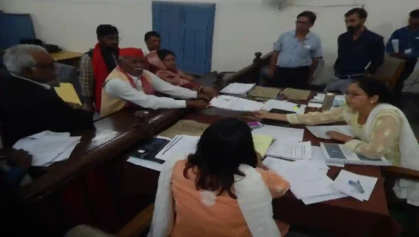 Hardoi News: लोक सभा सामान्य निर्वाचन क्षेत्र मिश्रिख से तीन लोगों ने नामांकन पत्र किया दाखिल