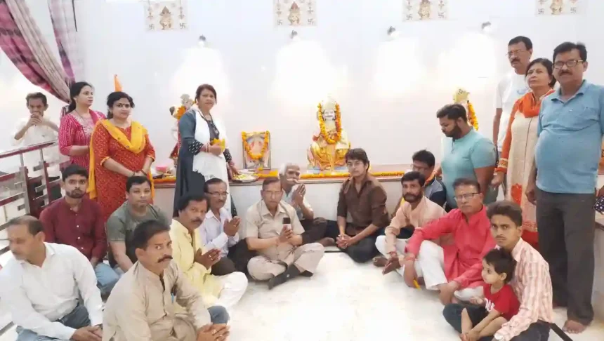 Shahjahanpur : सभी प्राणियों का लेखा जोखा रखने वाले भगवान चित्रगुप्त की प्रतिमा की पूजा अर्चना कर किया नमन