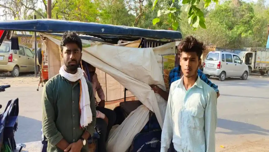 Hardoi News: समाजसेवी राजवर्धन सिंह 'राजू' ने असहाय बेटे की मदद कर, कराया मृत पिता का अंतिम संस्कार