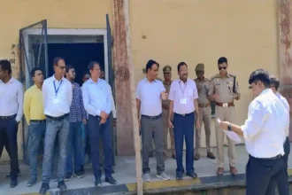 Shahjahanpur: रोजा मंडी में बनाये गये स्ट्रांग रूम का डीईओ ने संबंधित के साथ निरीक्षण कर व्यवस्थाओं का लिया जायजा