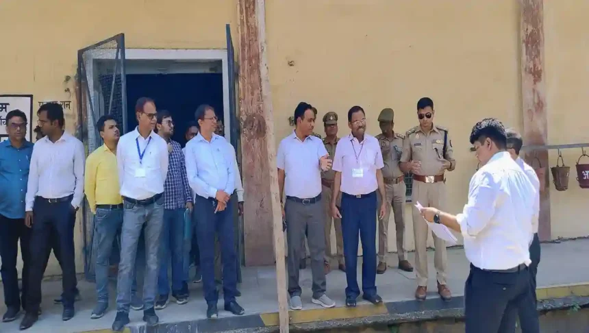 Shahjahanpur: रोजा मंडी में बनाये गये स्ट्रांग रूम का डीईओ ने संबंधित के साथ निरीक्षण कर व्यवस्थाओं का लिया जायजा
