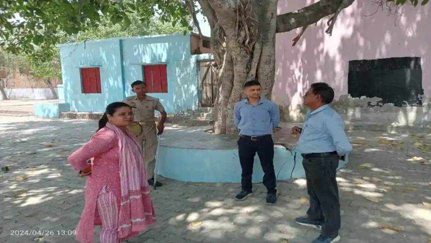Hardoi: राजस्व विभाग के अधिकारियों ने किया लोकसभा सामान्य निर्वाचन के बूथों का निरीक्षण