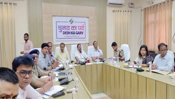 Shahjahanpur: सामान्य प्रेक्षक ने नोडल अधिकारियों के साथ की बैठक