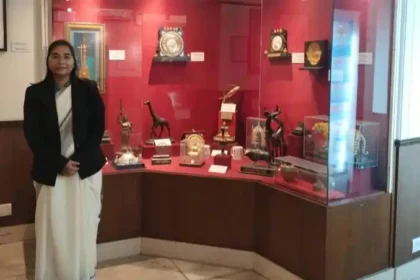 किसान की बेटी ने बढ़ाया जिले का मान, महराजगंज की ऐश्वर्यम प्रजापति ने UPSC में हासिल की 10वीं रैंक