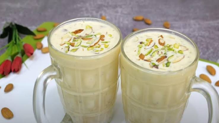 गर्मियों के मौसम में लोगों की पहली पसंद बादाम शेक, होता है शरीर के लिए लाभकारी, आइए जानें बनाने की रेसिपी