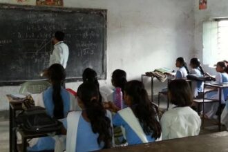 यूपी के स्कूलों में अध्यापक अपनी जगह किसी और को ड्यूटी पर न भेज सकें इसके लिए अब स्कूलों की दीवारों पर लगेंगी मास्टर साहब की तस्वीरें