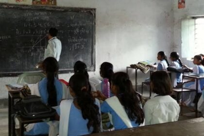 यूपी के स्कूलों में अध्यापक अपनी जगह किसी और को ड्यूटी पर न भेज सकें इसके लिए अब स्कूलों की दीवारों पर लगेंगी मास्टर साहब की तस्वीरें