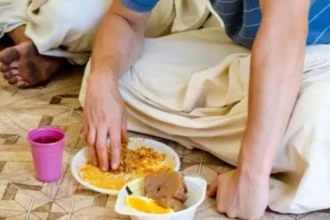 यूपी के बरेली शहर में 8 साल से असहाय और गरीबों को फ्री में खाना खिला रही ये संस्था, पीएम ने भी की तारीफ