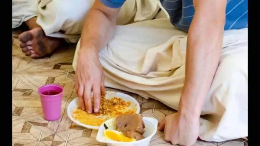 यूपी के बरेली शहर में 8 साल से असहाय और गरीबों को फ्री में खाना खिला रही ये संस्था, पीएम ने भी की तारीफ