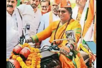 Varanasi: मतदाताओं में जागरूकता पैदा करने के लिए तमिलनाडु की 'बुलेट रानी' काशी पहुंचीं