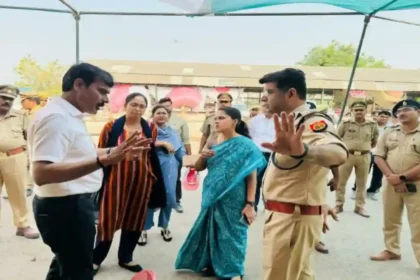 हरदोई पहुंची कमिश्नर ने सण्डीला विधानसभा क्षेत्र के मतदान केन्द्रों का निरीक्षण कर लिया जायजा