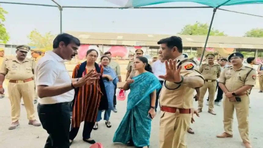 हरदोई पहुंची कमिश्नर ने सण्डीला विधानसभा क्षेत्र के मतदान केन्द्रों का निरीक्षण कर लिया जायजा