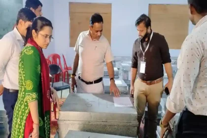 Shahjahanpur: जीएफ कालेज में ईवीएम एवं वीवी पैट के कमीशनिंग कार्य का जिला निर्वाचन अधिकारी ने किया निरीक्षण