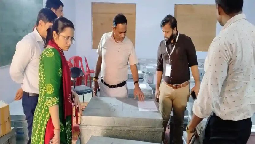 Shahjahanpur: जीएफ कालेज में ईवीएम एवं वीवी पैट के कमीशनिंग कार्य का जिला निर्वाचन अधिकारी ने किया निरीक्षण