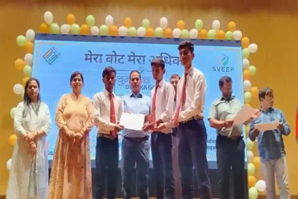 Shahjahanpur: डीईओ ने छात्र/छात्राओं व युवाओं को प्रशस्ति पत्र देकर किया सम्मानित