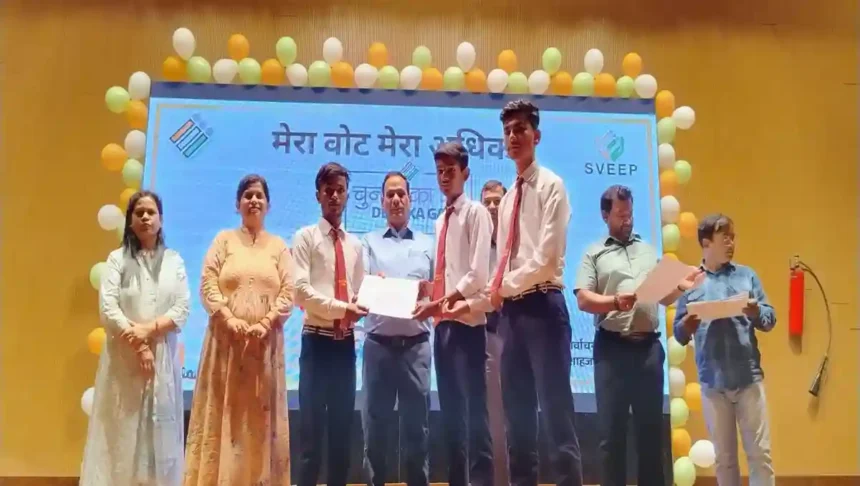 Shahjahanpur: डीईओ ने छात्र/छात्राओं व युवाओं को प्रशस्ति पत्र देकर किया सम्मानित