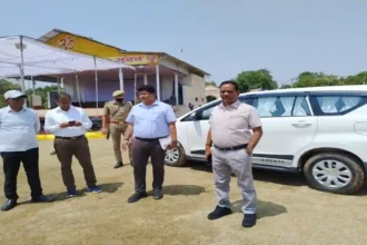 Shahjahanpur: डीईओ ने पोलिंग पार्टीयों के रवानगी स्थल का किया निरीक्षण