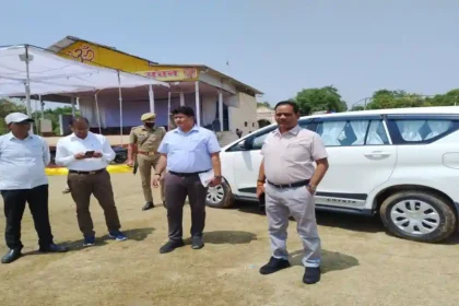 Shahjahanpur: डीईओ ने पोलिंग पार्टीयों के रवानगी स्थल का किया निरीक्षण