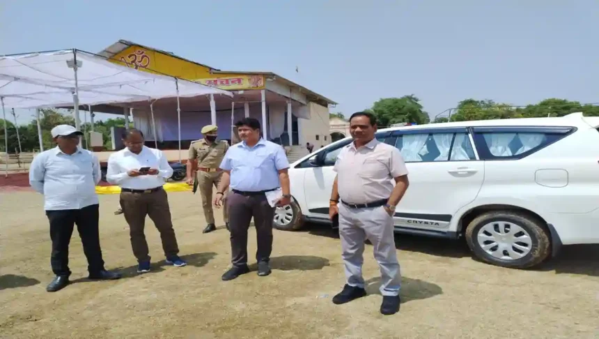 Shahjahanpur: डीईओ ने पोलिंग पार्टीयों के रवानगी स्थल का किया निरीक्षण