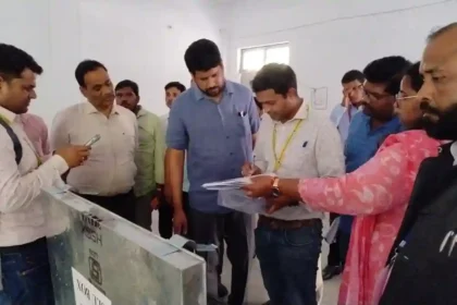 Shahjahanpur: डीईओ ने उम्मीदवारों एवं जनप्रतिनिधियों की उपस्थिति में रिजर्व सिंबल लोडिंग यूनिट इंजीनियरों को हैंड ओवर कर एसएलयू स्ट्रांग रूम किया सील