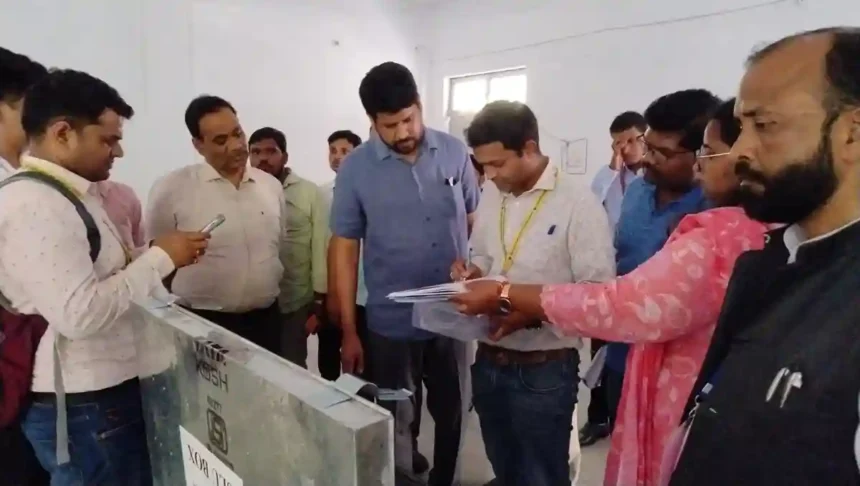 Shahjahanpur: डीईओ ने उम्मीदवारों एवं जनप्रतिनिधियों की उपस्थिति में रिजर्व सिंबल लोडिंग यूनिट इंजीनियरों को हैंड ओवर कर एसएलयू स्ट्रांग रूम किया सील