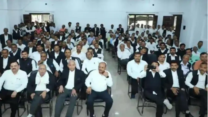 Hardoi: फैमिली कोर्ट की जज के अभद्र व्यवहार से वकीलों में नाराजगी