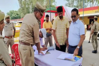 Shahjahanpur: जिला निर्वाचन अधिकारी ने स्ट्राँग रूम की सुरक्षा व्यवस्था परखी