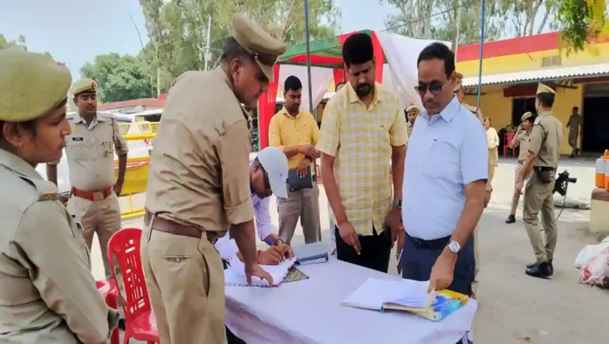 Shahjahanpur: जिला निर्वाचन अधिकारी ने स्ट्राँग रूम की सुरक्षा व्यवस्था परखी