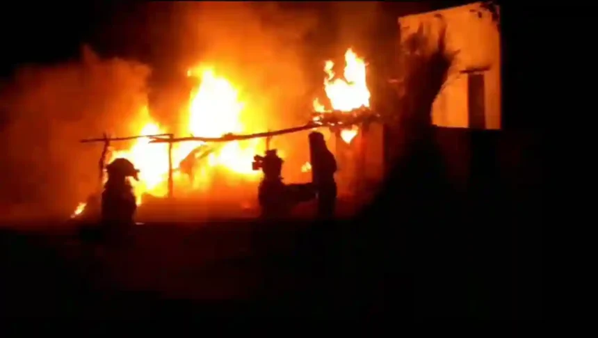 Hardoi News: अज्ञात कारणों से लगी आग,गृहस्थी का सामान जलकर राख